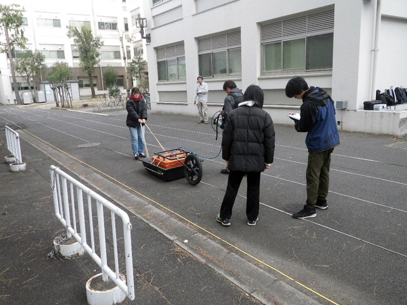 本部構内東辺の南北道路上の探査(その2)
