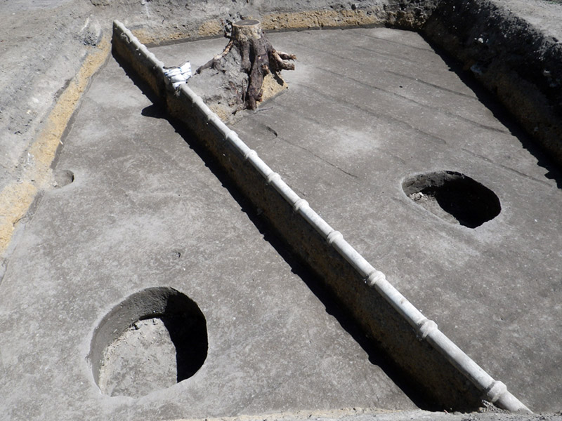 灰褐色土掘削後の調査区全景（西から）