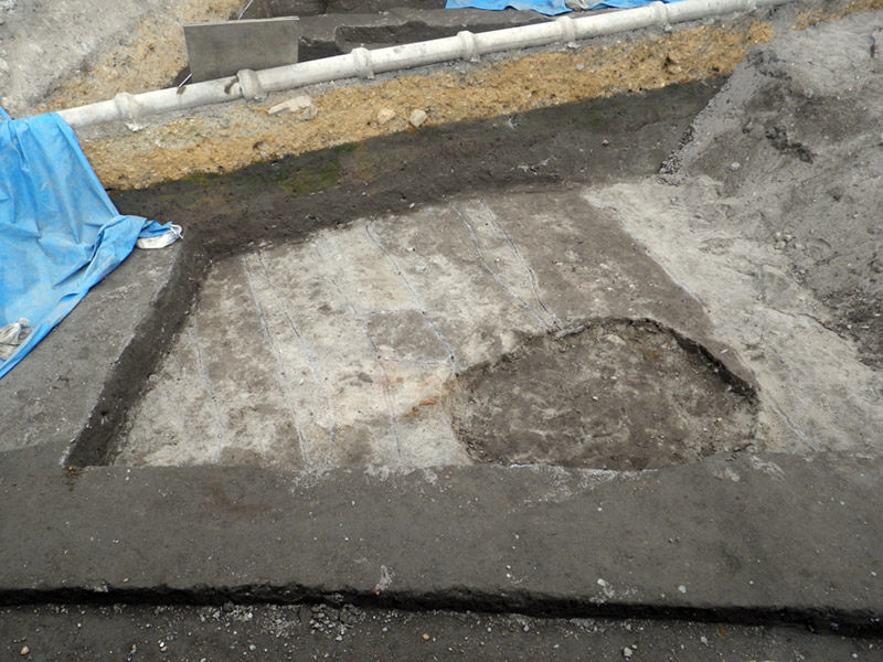 灰白色砂上面での自然流路の検出（南から）