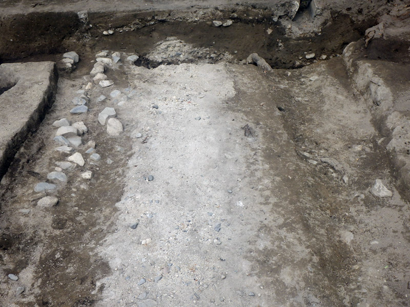 調査区北壁にあらわれた路面や流路の断面（南から）