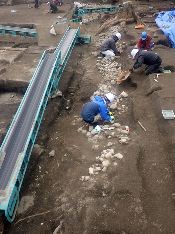 集石遺構精査中の状況（南から）