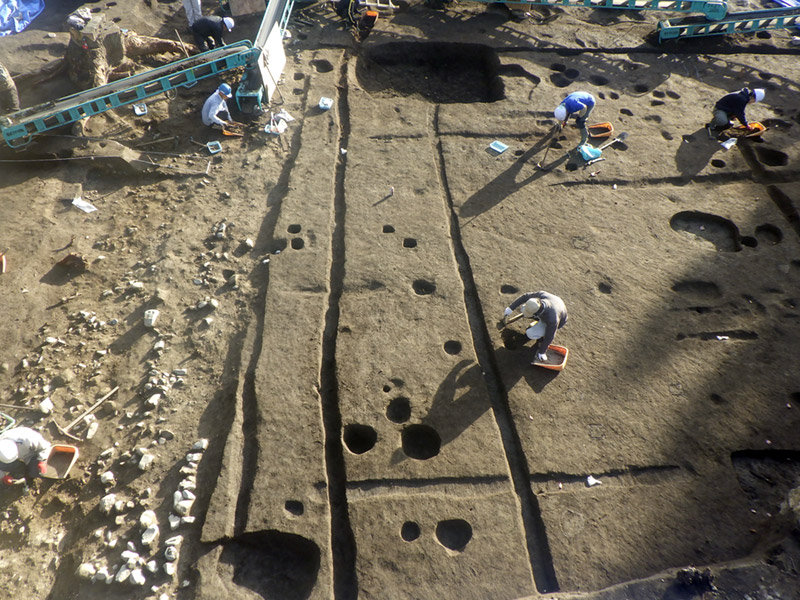 鋤溝など遺構掘削中の状況（北から）