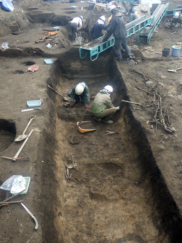 大溝の調査中の状況（北から）
