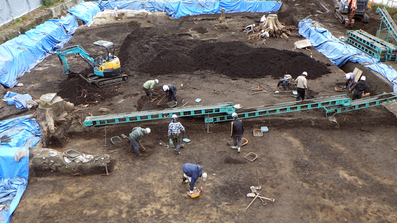 黒色土層掘り下げ中の状況（北から）