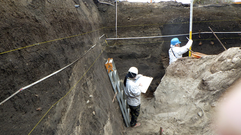 砂取穴断面の計測作業（東から）