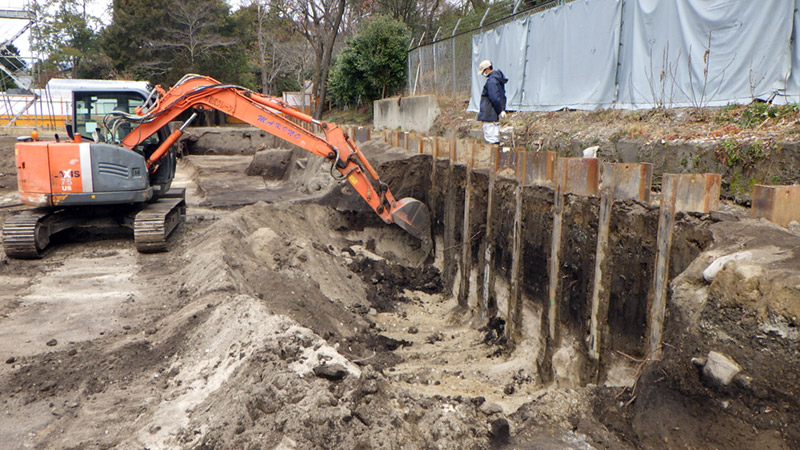 壁面成形工事の立会状況（南から）